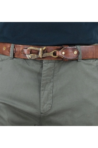 Cinturón de piel marrón con hebilla tipo gancho Old Rowley - vista puesto en la cintura