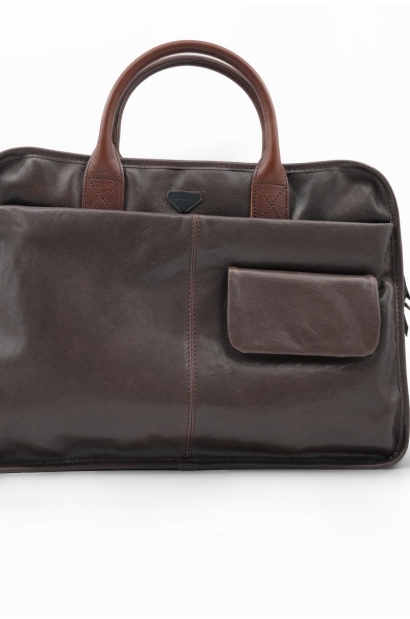 Maletín de piel marrón con bolsillo frontal Old Rowley - vista cerca