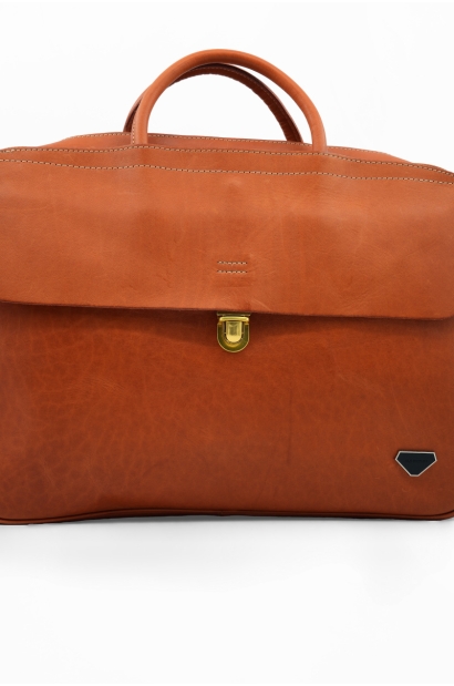 Maletín de piel marrón para hombre con cierre metálico - vista frontal cerca