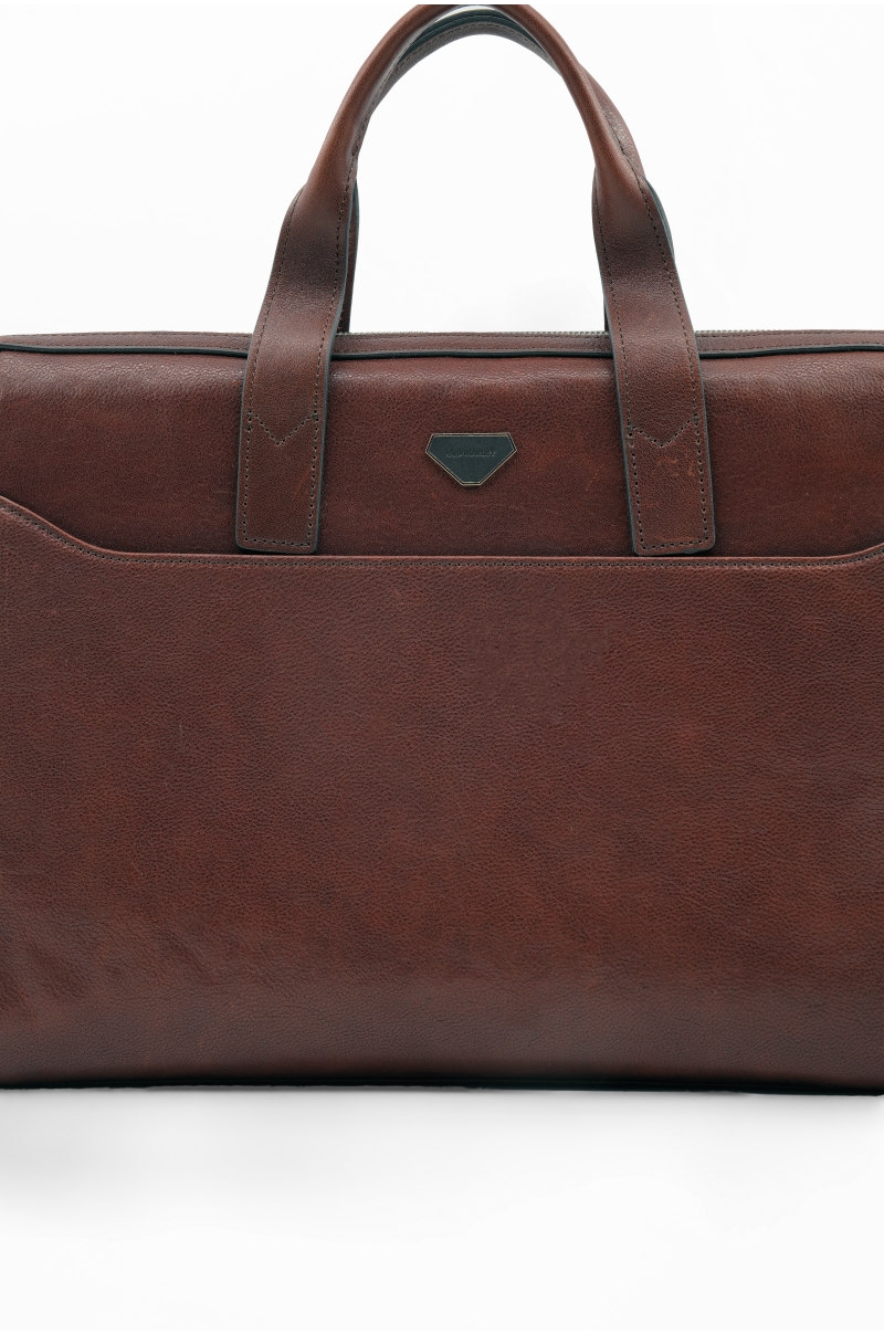 Maletín de piel marrón con bandolera Old Rowley - vista cerca