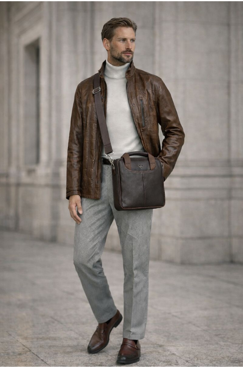 Bolso bandolera de piel marrón oscuro  Old Rowley - vista puesto en el modelo