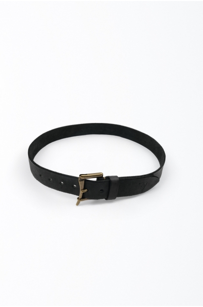 Cinturón de piel negro minimalista con cierre de distintivo en latón envejecido - vista enrollado