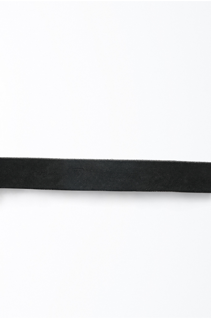 Cinturón de piel negro minimalista con cierre de distintivo en latón envejecido - vista detalle cerca