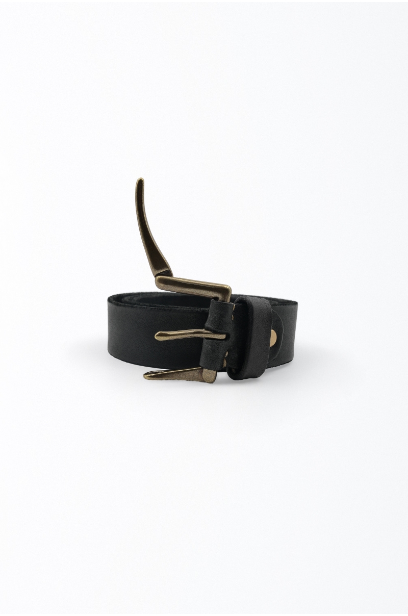 Cinturón de piel negro minimalista con cierre de distintivo en latón envejecido - vista frontal