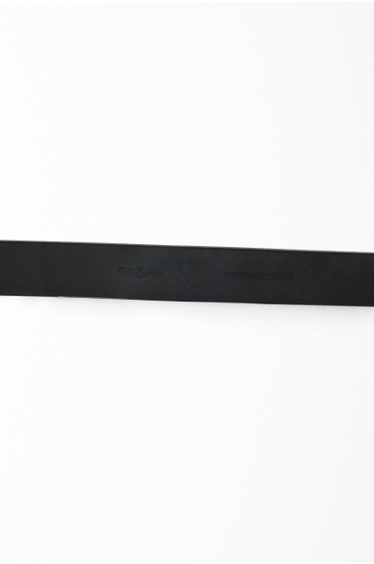 Cinturón de piel negro con textura grabada y detalle tricolor Old Rowley - vista cerca