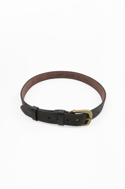 Cinturón de piel marrón oscuro con textura grabada y detalle tricolor Old Rowley - vista enrollado