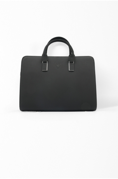 Maletín de piel negro minimalista con textura granulada Old Rowley - vista frontal