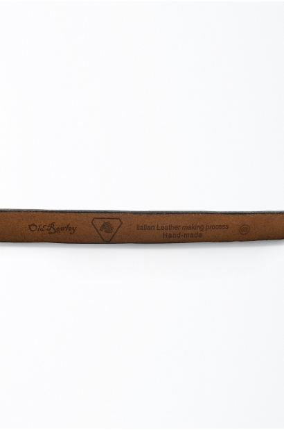 Cinturón piel clásico marrón hebilla metálica envejecida Old Rowley -  vista cerca