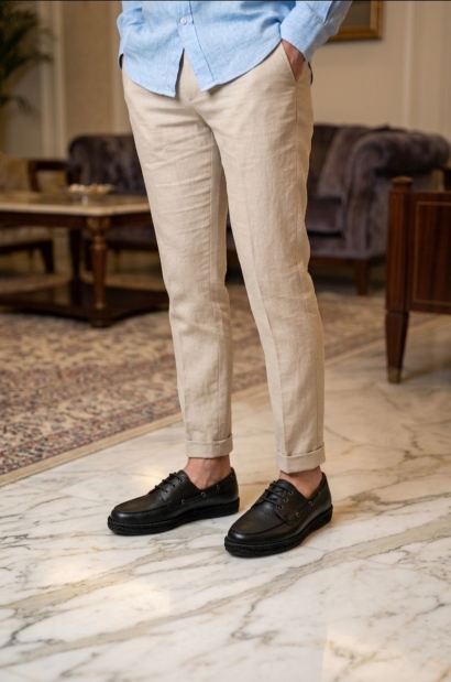 Zapatos de piel vacuna negra con suela de cáñamo y goma - vista lateral del par