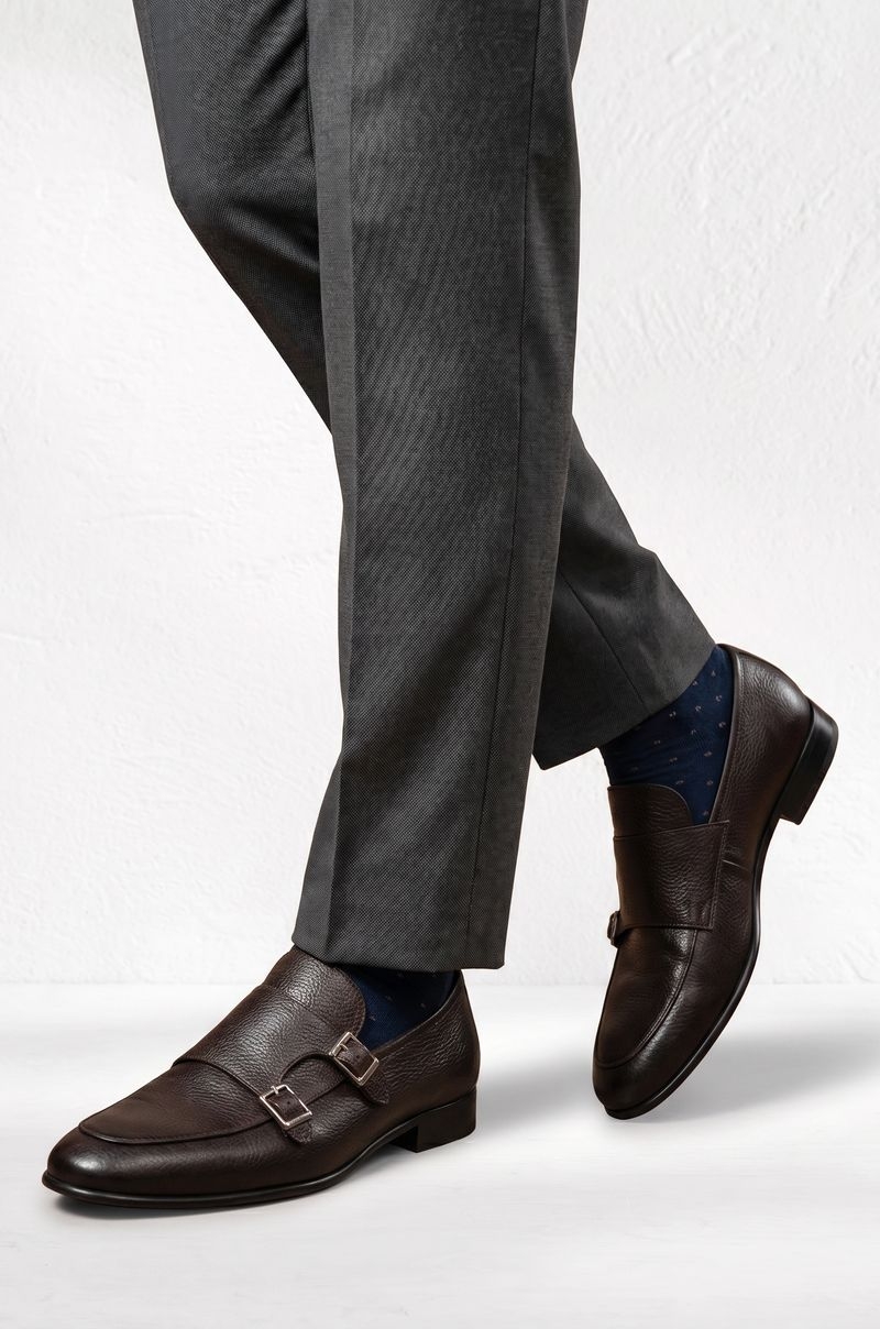 Zapatos hombre de piel natural dos hebillas marrón oscuro Old Rowley - vista puesta en el modelo
