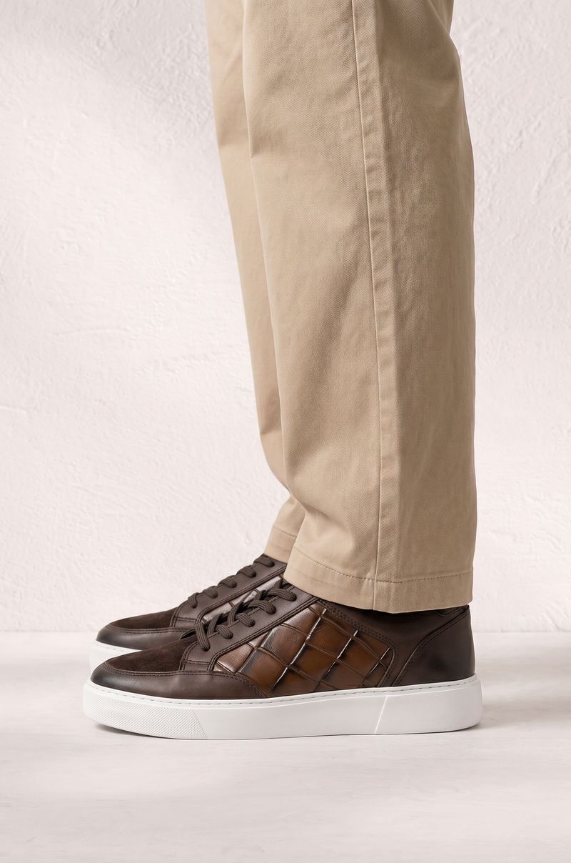 Zapatillas de Cuero Marrón y Gamuza con Diseño Geométrico Old Rowley - vista puesta en el modelo