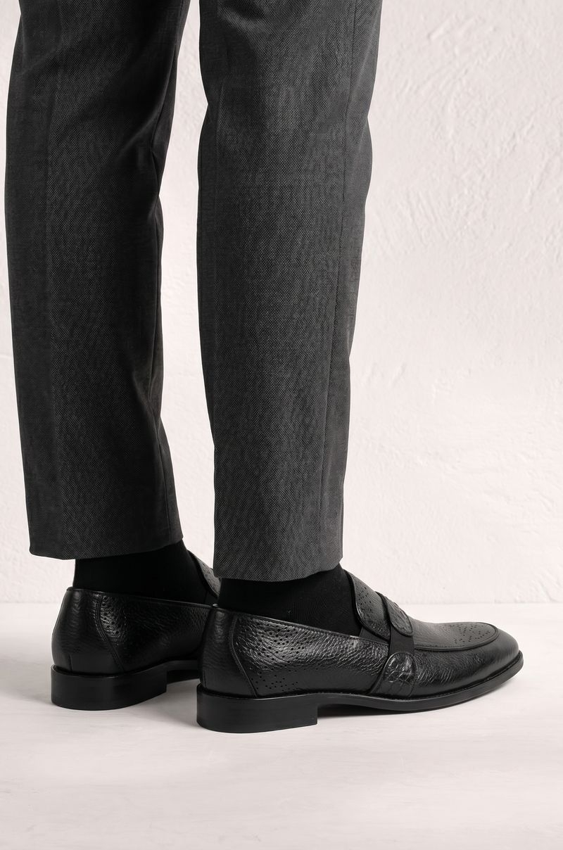 Mocasines de piel negro textura pequeños puntos irregulares Old Rowley - vista puesto en el modelo