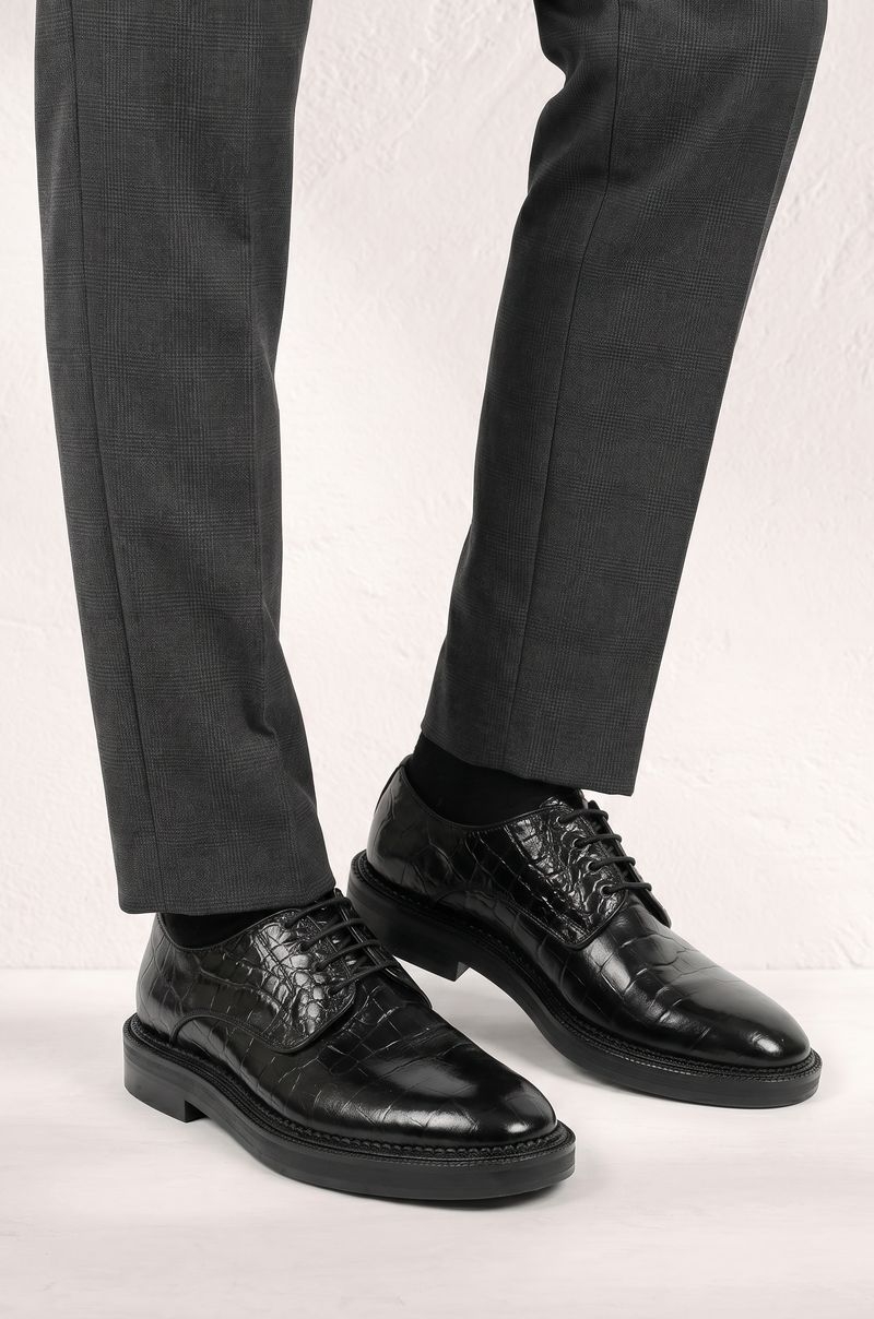 Zapato derby de piel negra grabado efecto cocodrilo Old Rowley - vista puesto en el modelo
