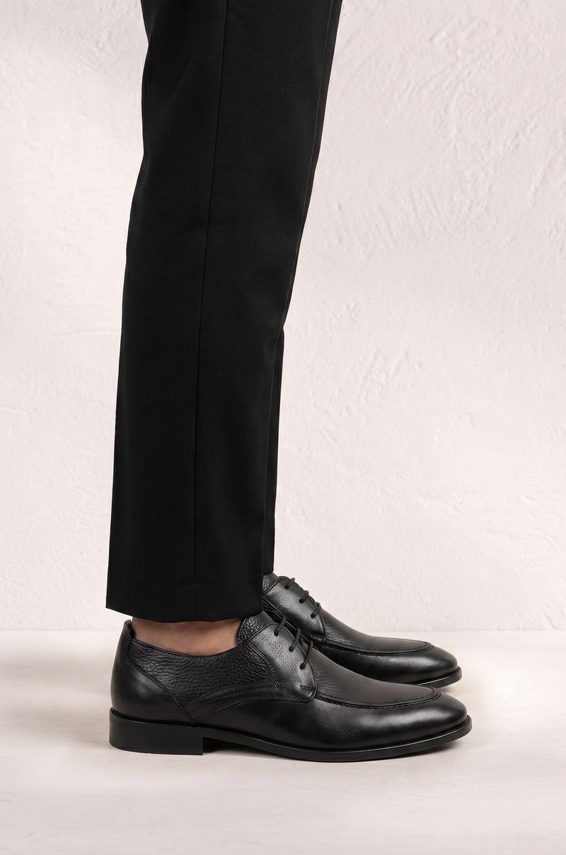 Zapatos de piel martillada con cordones negro Old Rowley - vista puesto en el modelo