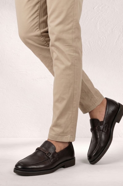 Mocasín de piel marrón con adorno trenzado Old Rowley - vista lateral par