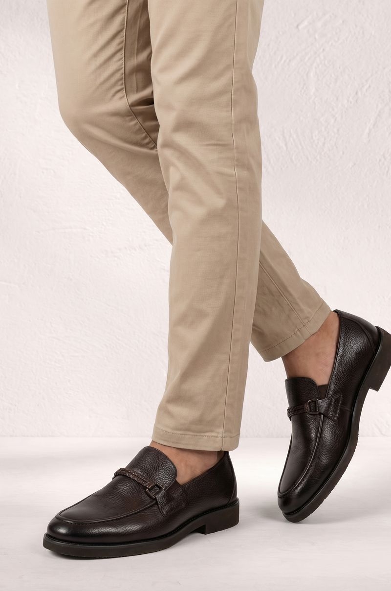 Mocasín de piel marrón con adorno trenzado Old Rowley - vista puesto en el modelo