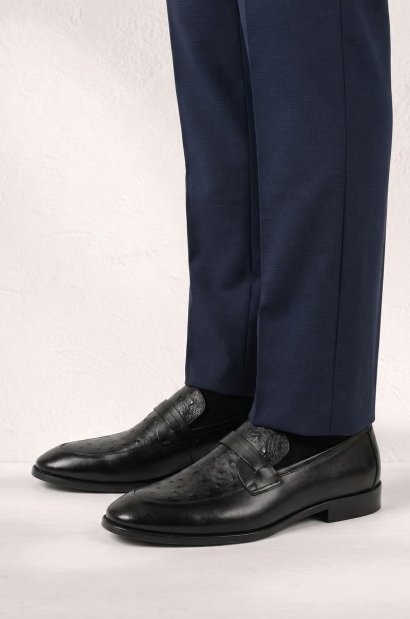 Mocasín de piel negro con antifaz y empeine texturizado Old Rowley - vista puesto en el modelo