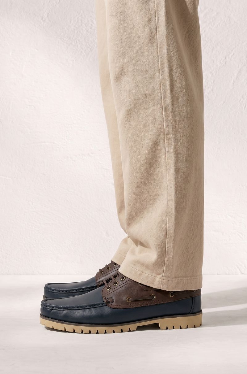 Zapatos Náuticos azul piel con cordones Old Rowley - vista puesto en el modelo