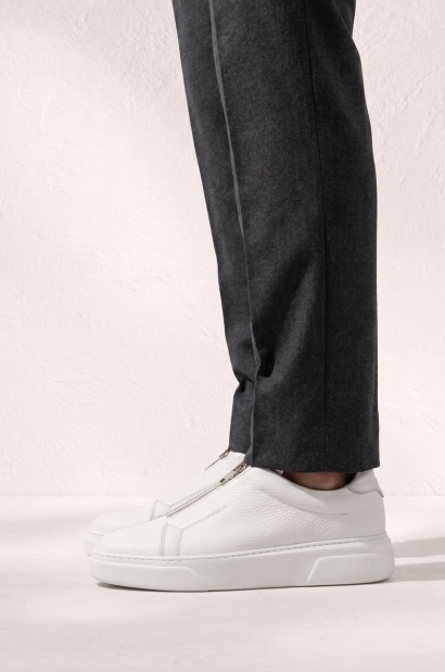 Zapatillas Blancas de Piel con Cremallera Old Rowley - vista puesto en el modelo