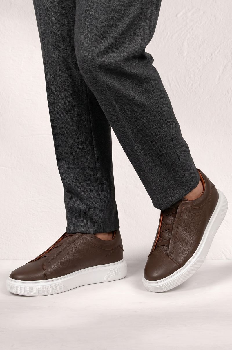 Zapatillas de Piel Natural Marrón Old Rowley – Estilo Casual y Elegante -vista puesto en el modelo