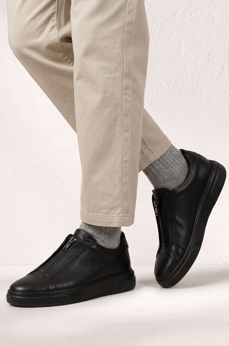 Zapatillas Negras de Piel con Cremallera Old Rowley - vista puesto en el modelo