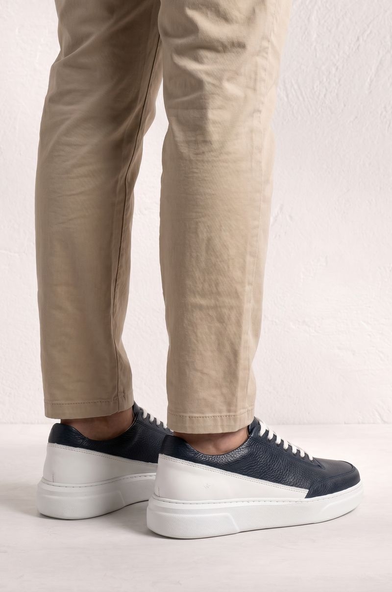 Zapatillas Piel Azul Marino Diseño Blanco Old Rowley - vista puesto en el modelo