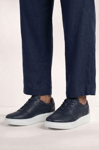 Zapatillas de Piel Azul Marino con Diseño Perforado Old Rowley - vista lateral del par