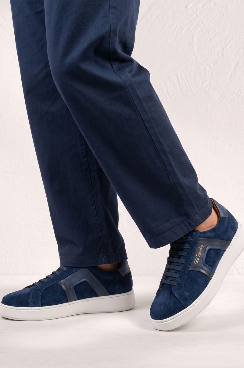 Zapatillas piel gamuza azul suela extragruesa Old Rowley - vista puesto en el modelo