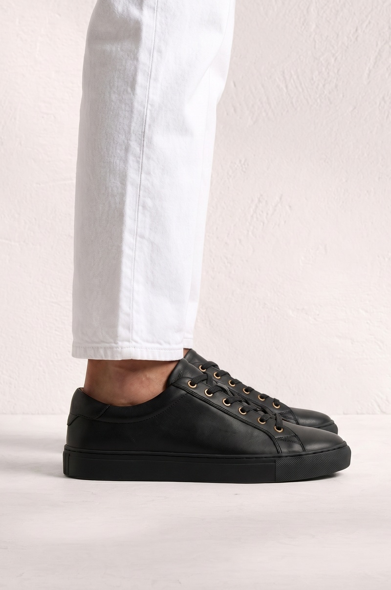 Zapatillas de Piel Vacuna Negra - Urban Classic Old Rowley - vista puesto en el modelo