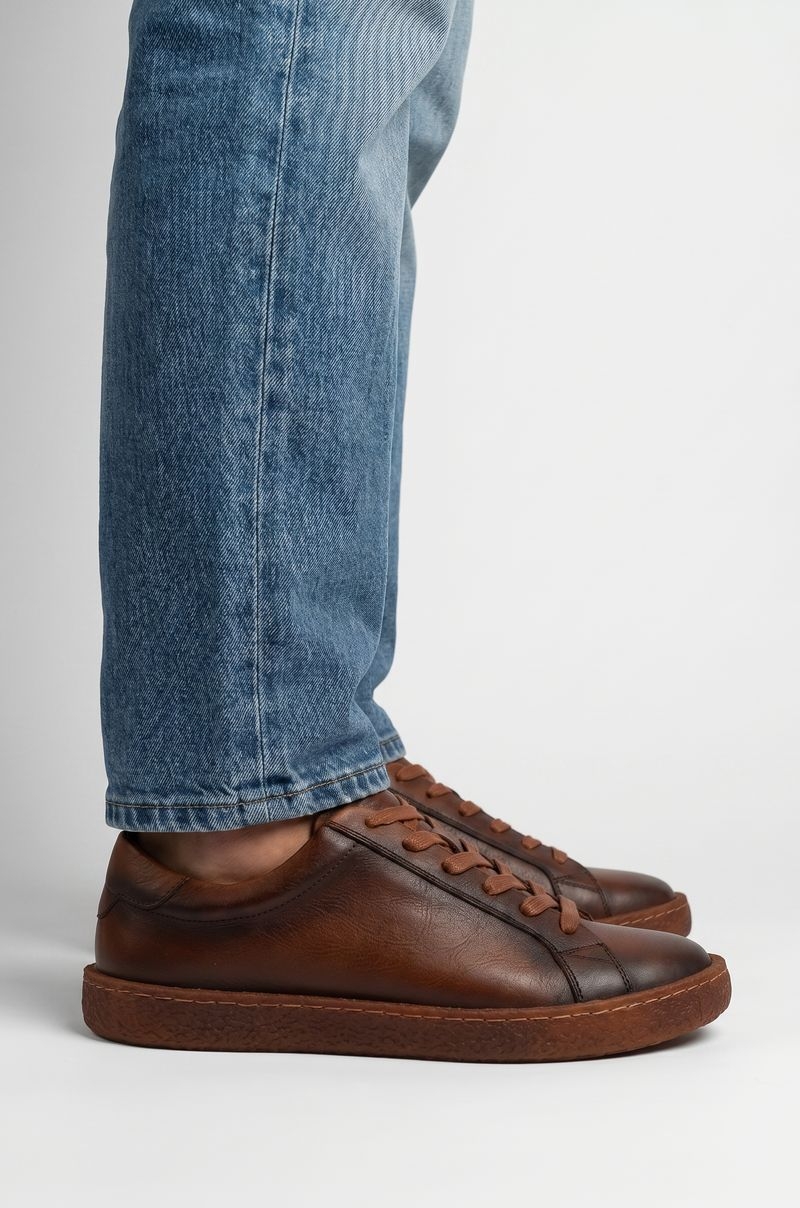 Zapatillas de piel vacuna marrón con suela de goma - vista puesta en el modelo