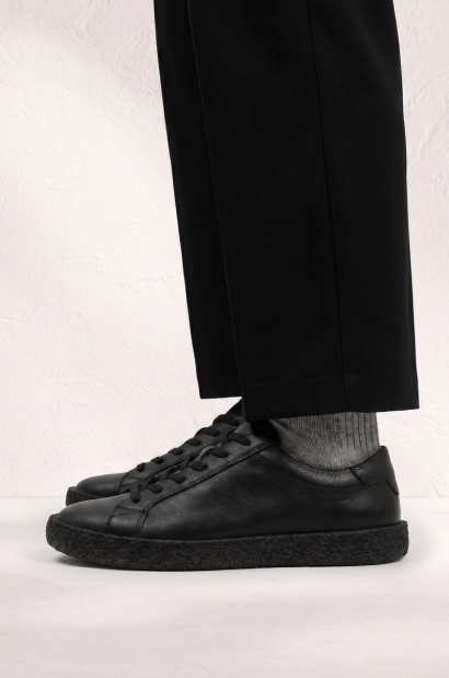 Schwarze Sneaker aus...