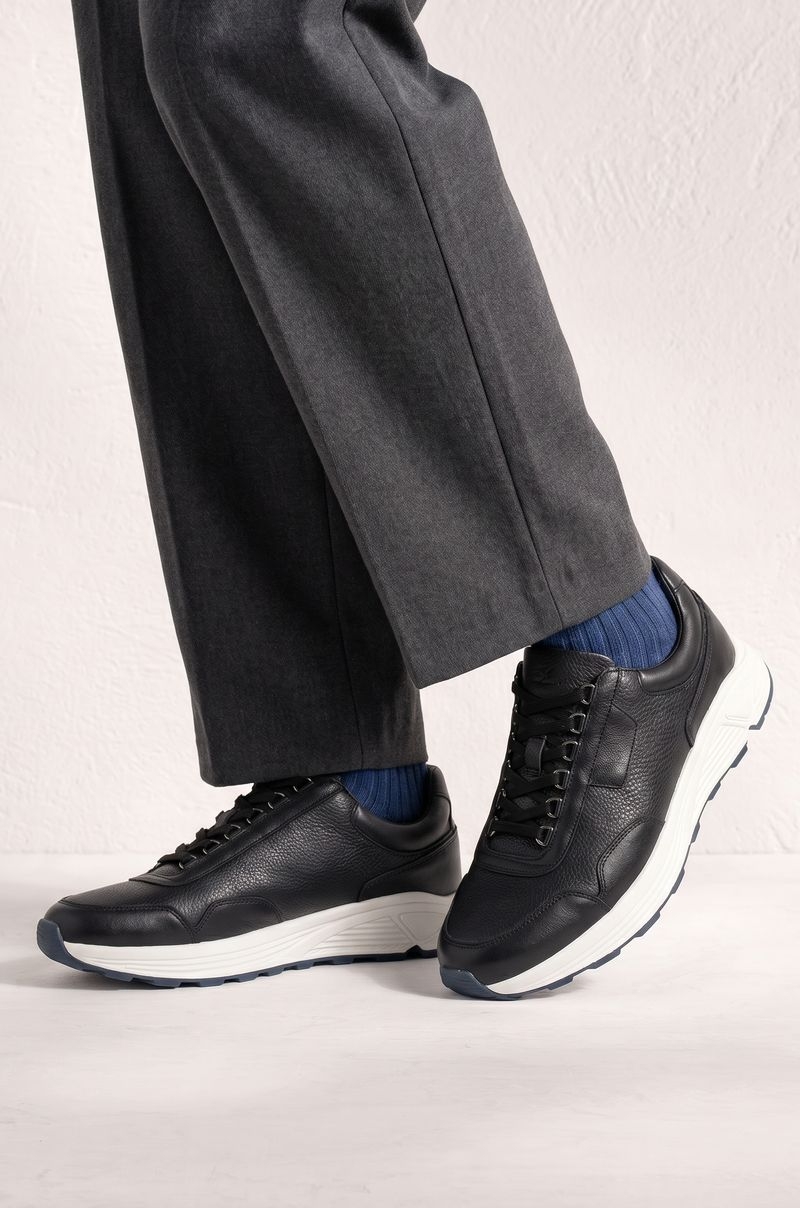 Zapatillas negras con suela bicolor Old Rowley - vista lateral puesto en el modelo