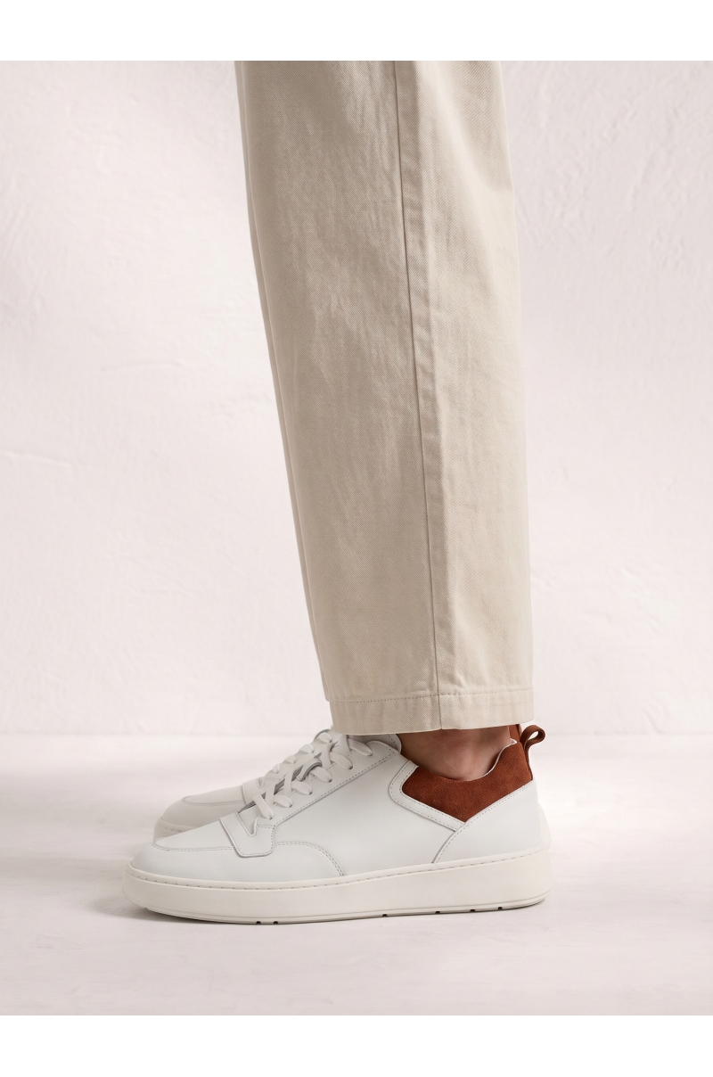 Zapatillas de piel blancas detalle ante Old Rowley - vista puesto en el modelo