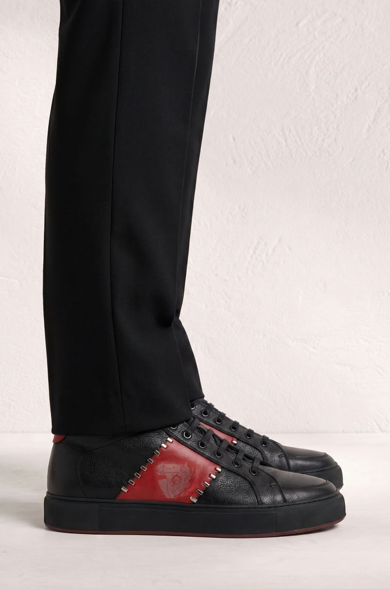 Zapatillas botín altas cremallera negro y  rojo Old Rowley - vista puesto en el modelo