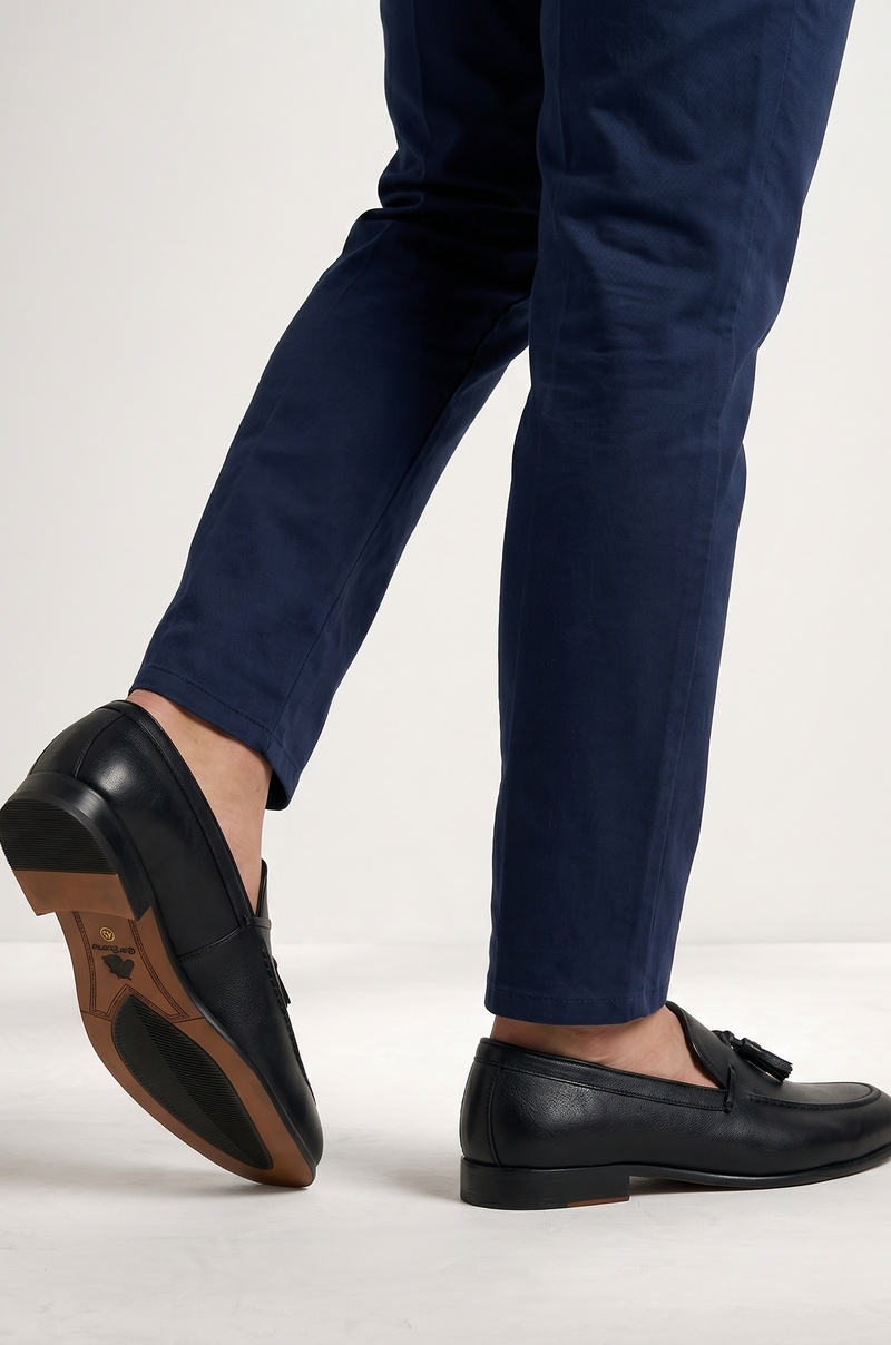 Mocasines de Piel Natural Borla Azul Old Rowley - vista puesto en el modelo