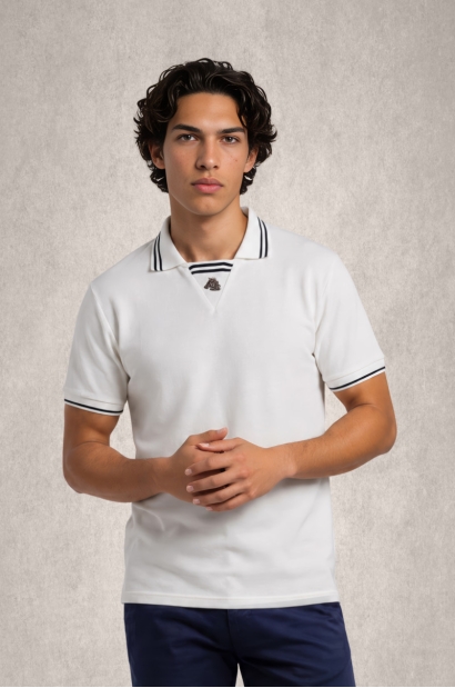 Polo blanco con cuello distintivo y logo bordado Old Rowley - vista frontal completa