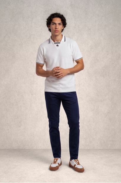 Polo blanco con cuello distintivo y logo bordado Old Rowley - vista frontal completa