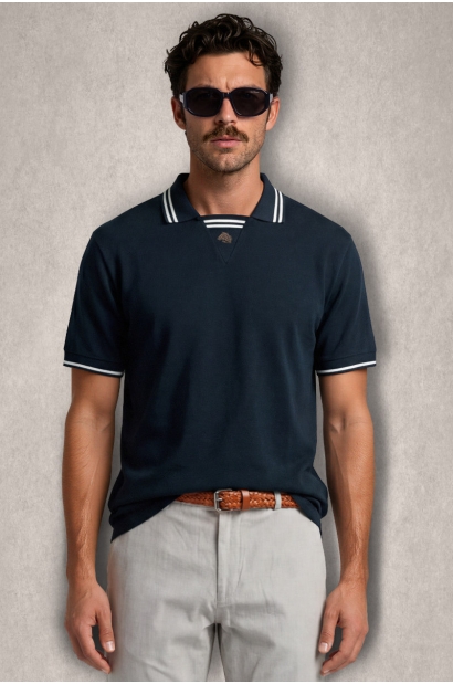 Polo negro con cuello...