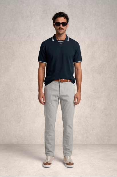Polo negro con cuello...