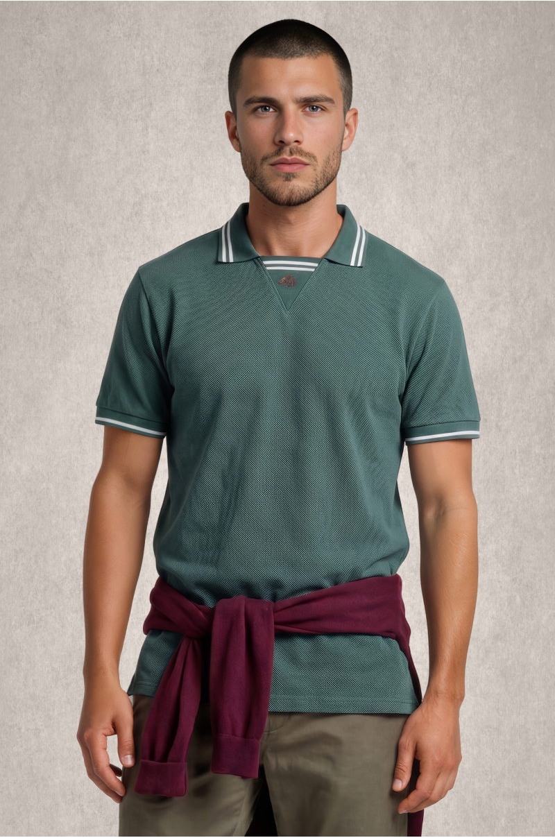 Polo verde con cuello distintivo y logo bordado bajo el cuello Old Rowley - vista frontal
