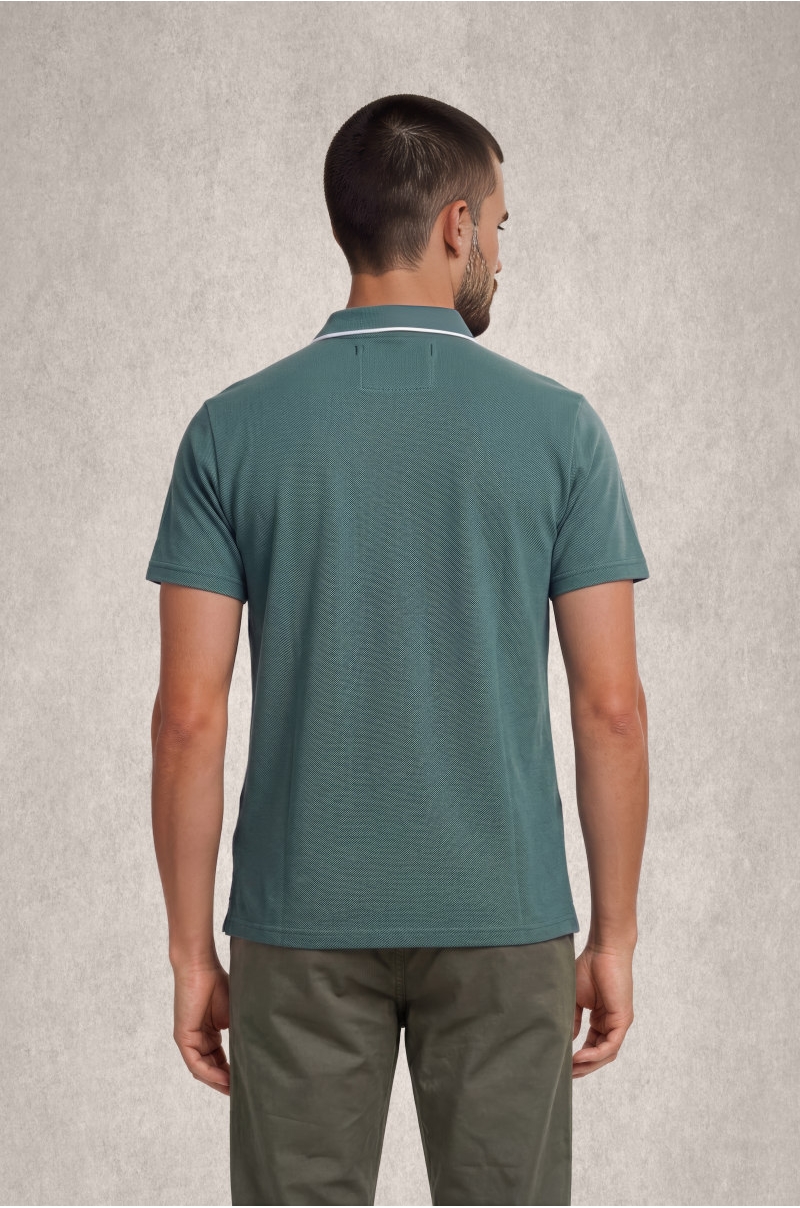 Polo verde con cuello distintivo y logo bordado bajo el cuello Old Rowley - vista trasera