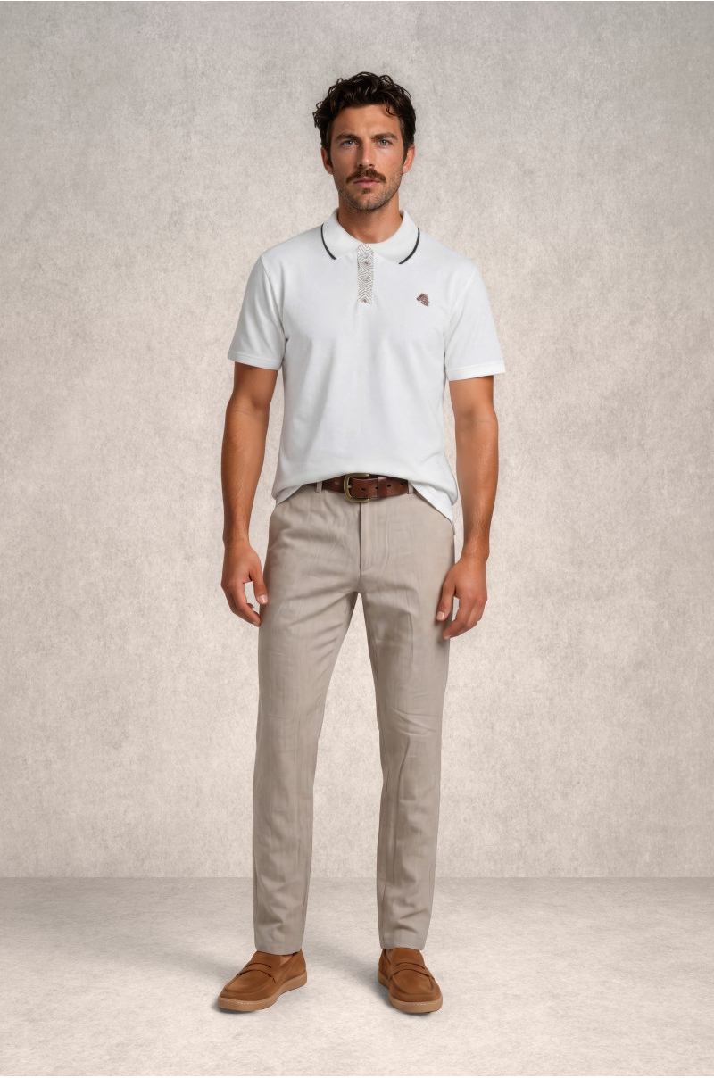 Polo blanco de algodón con tapeta geométrica y logo bordado – Old Rowley - vista frontal completa