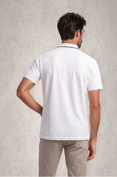 Polo blanco de algodón con tapeta geométrica y logo bordado – Old Rowley - vista trasera