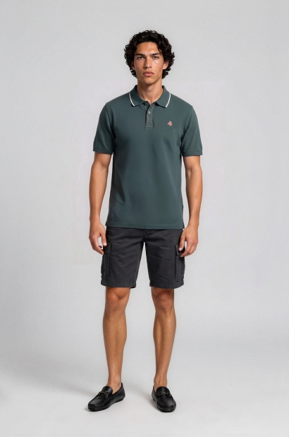 Polo verde con tapeta geométrica y logo bordado – Old Rowley vista frontal completa