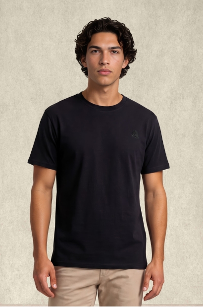 Camiseta básica negra con logo bordado – Old Rowley vista frontal completa