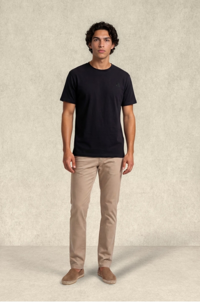 Camiseta básica negra con logo bordado – Old Rowley vista frontal completa