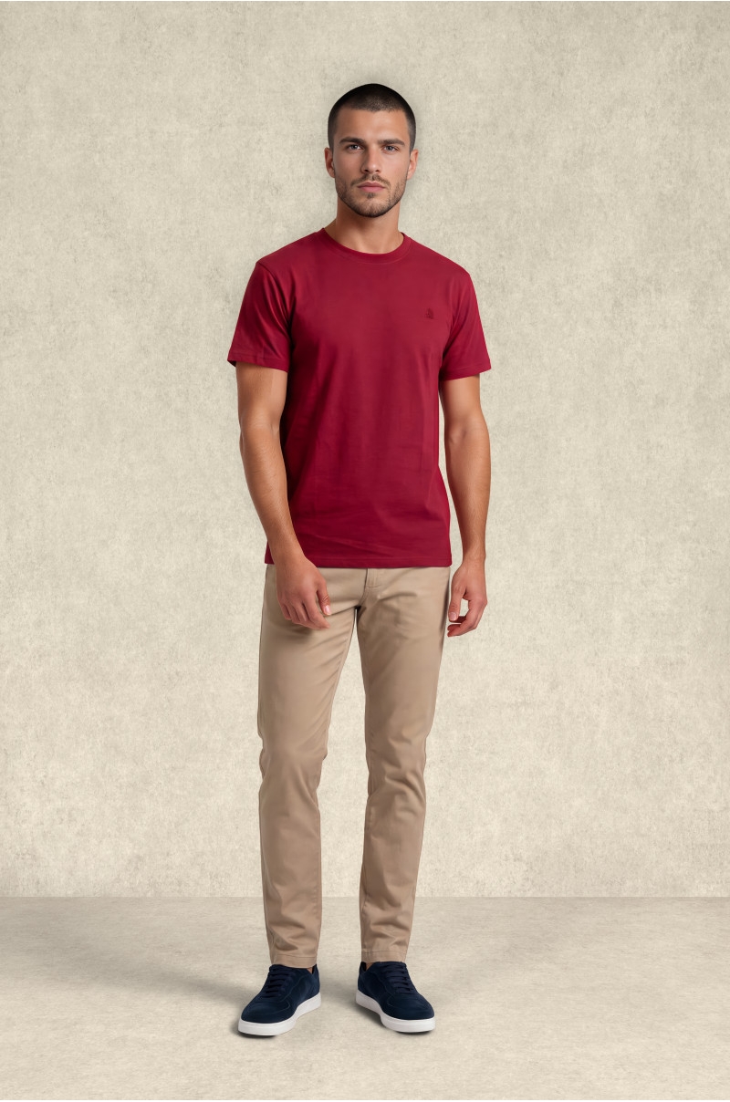 Camiseta básica rojo granate con logo bordado – Old Rowley vista frontal completa