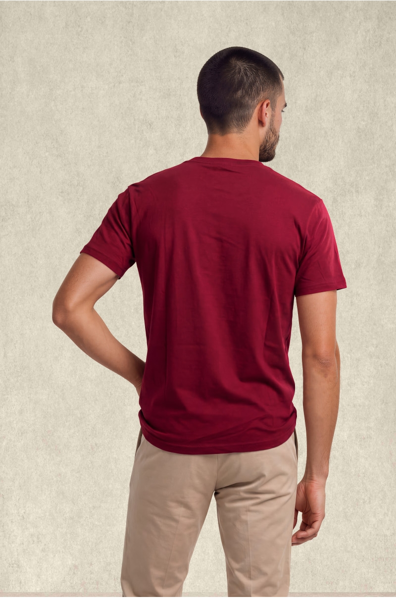 Camiseta básica rojo granate con logo bordado – Old Rowley vista trasera