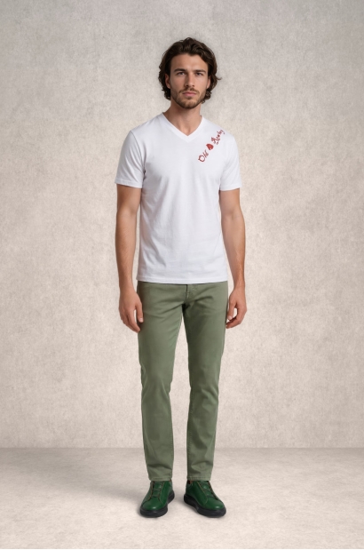 Camiseta logo diagonal cuello - vista frontal completa