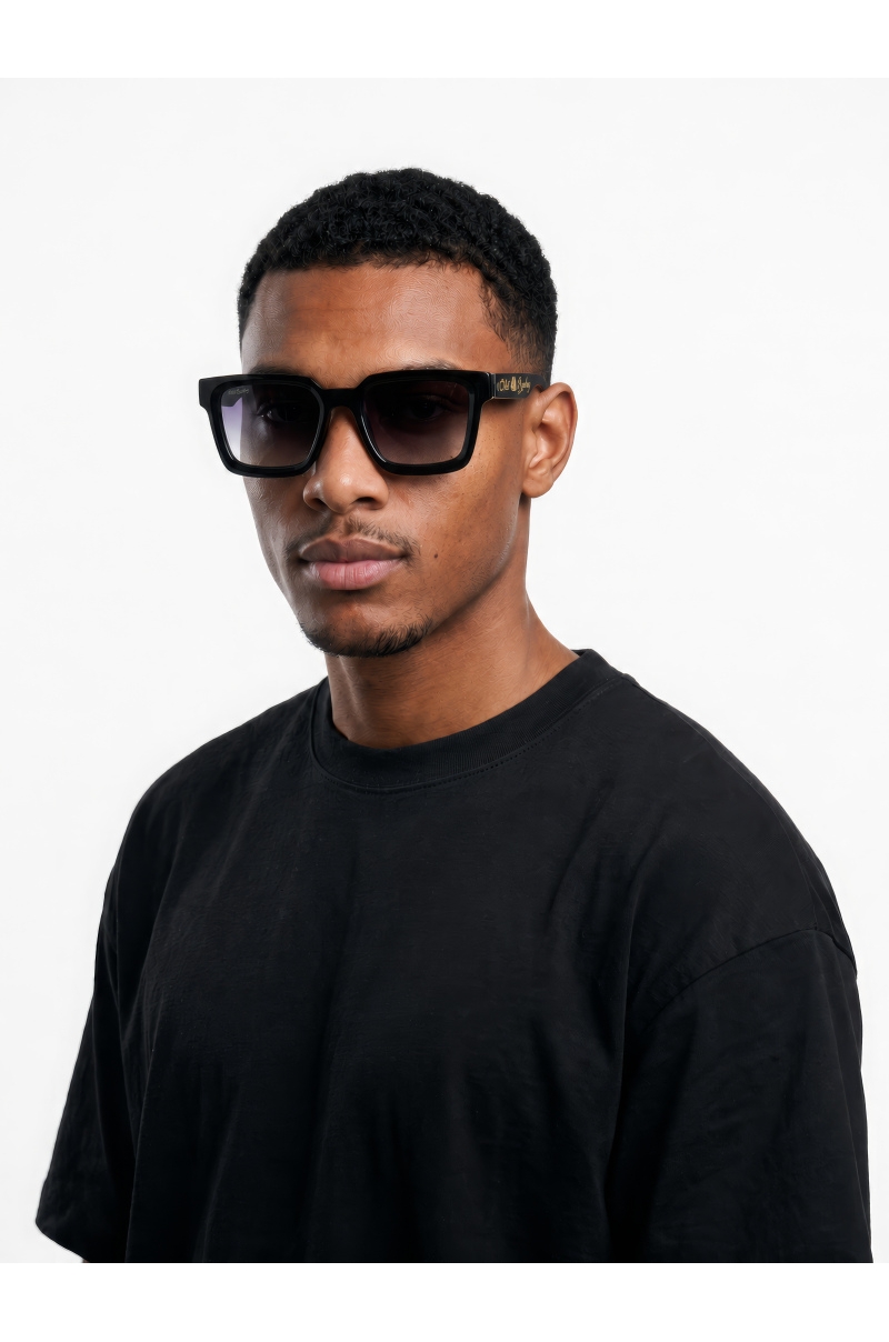 Gafas de Sol Unisex Cuadradas Negras Old Rowley Acetato Polarizadas UV400 Old Rowley - vista puesta en el modelo